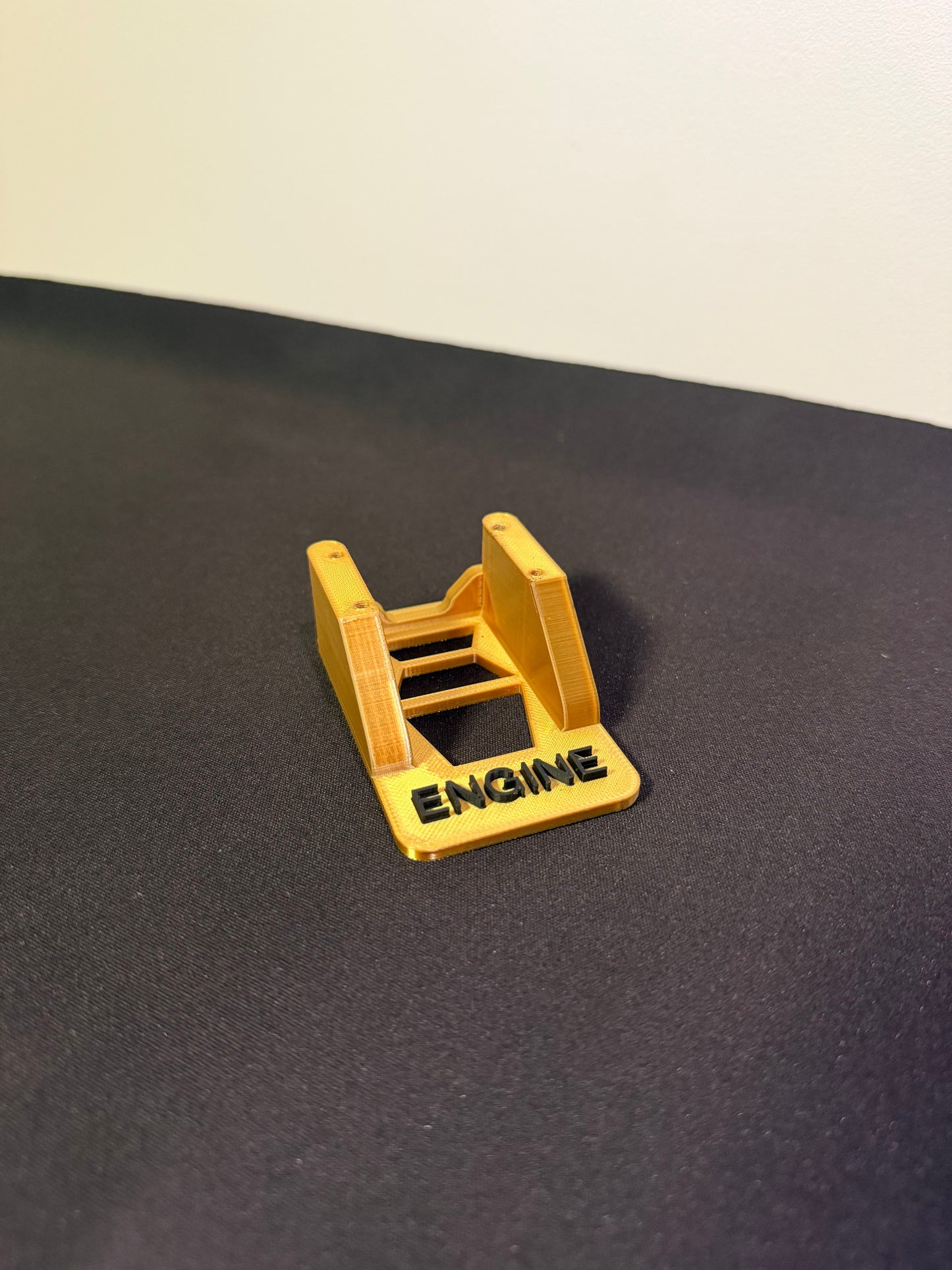 GOLDEN ENGINE MOUNT 1:8 FOR STORAGE